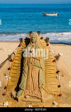 Sand Skulpturen an der Playa Los Muertos Beach, Puerto Vallarta, Jalisco, Mexiko. Stockfoto