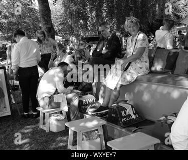 September 2018 - Shoe Shine Boys bei der Arbeit am Goodwood Revival Weekend Stockfoto