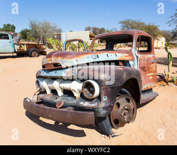 Solitaire, Namibia - 12. August 2018: alte Lkw in Solitaire Stadt, Namibia Stockfoto