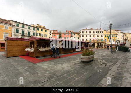 Sarzana, Italien - Dezember 23, 2018: Weihnachtsmarkt auf der Piazza Matteotti, Sarzana Stockfoto