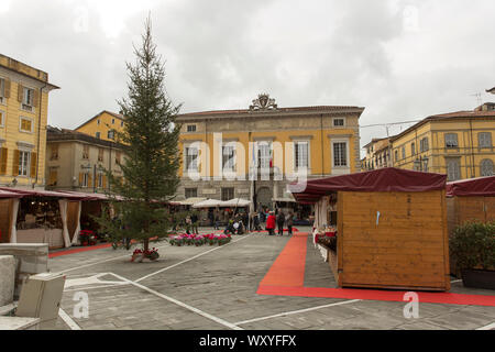 Sarzana, Italien - Dezember 23, 2018: Weihnachtsmarkt auf der Piazza Matteotti, Sarzana Stockfoto