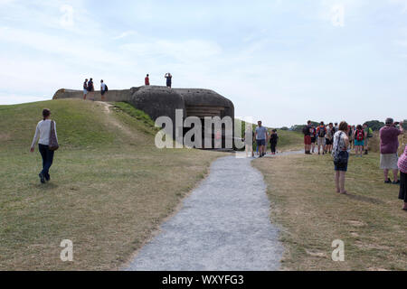 Longues-sur-Mer, Frankreich - 14 August 2018: Weltkrieg Verteidigung batterie Longues sur Mer; viele Touristen, Stockfoto