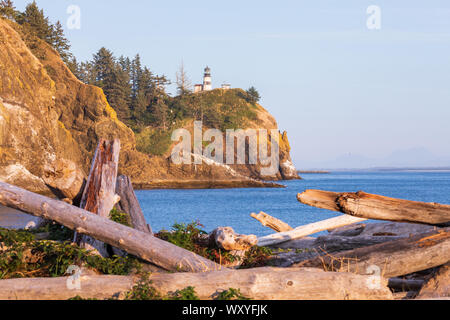 USA, Washington State, Gurgaon, Kap Enttäuschung State Park. Kap Enttäuschung Leuchtturm auf der Klippe über dem Columbia River Bar und den Pazifischen Ozean. Stockfoto