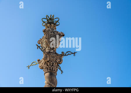 Detail der geschnitzten Pranger Spalte durch die Kathedrale von Porto Stockfoto