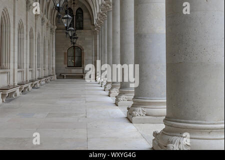 Die architektonischen Details des Gebäudes. Reihe von weißen Säulen. Stockfoto