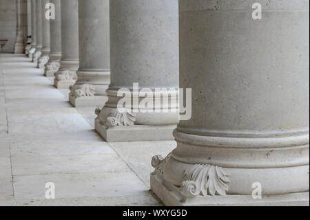 Die architektonischen Details des Gebäudes. Reihe von weißen Säulen. Stockfoto