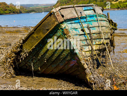 Schiffbruch der hölzernen Klinker gebaut Boot verrotten in den Schlamm einer Flussmündung Stockfoto