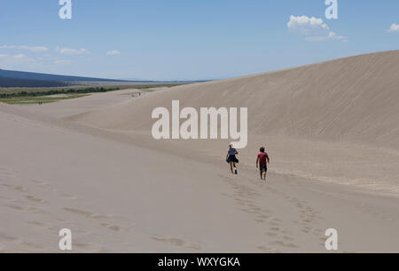 Wanderer Wandern in den Dünen am Great Sand Dunes National Park im Sommer in Colorado. Stockfoto