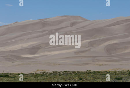 Wanderer und Sand sledders den Dünen am Great Sand Dunes National Park Klettern im Sommer in Colorado. Stockfoto