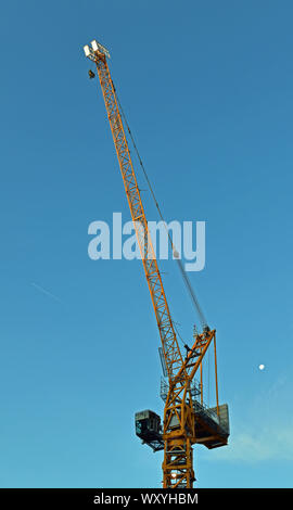 Großen Kran gegen Perfect blue sky Isoliert Stockfoto