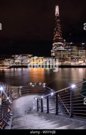 "Leuchtende durchscheinenden Shard Glas' - Landschaftsfotos Bild während einer meiner Reisen nach London der legendären ShardGlassBuilding erfasst quer über die Themse. Stockfoto