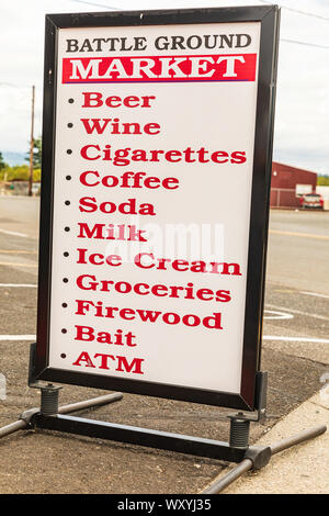 USA, Washington State, Schlachtfeld. August 08, 2019. Zeichen außerhalb des kleinen Markt. Stockfoto
