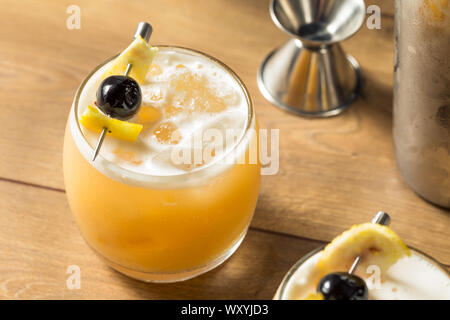 Süße hausgemachte Amarreto Whiskey Sour Cocktail mit einer Kirsche Stockfoto