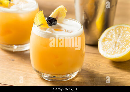 Süße hausgemachte Amarreto Whiskey Sour Cocktail mit einer Kirsche Stockfoto