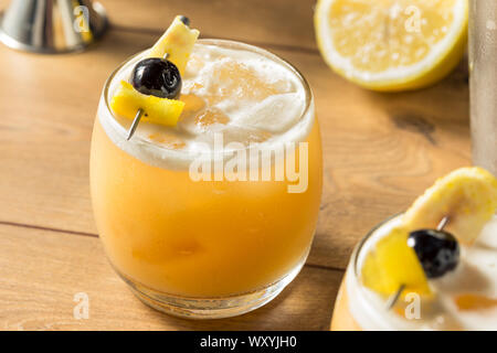 Süße hausgemachte Amarreto Whiskey Sour Cocktail mit einer Kirsche Stockfoto