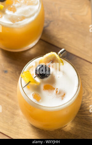 Süße hausgemachte Amarreto Whiskey Sour Cocktail mit einer Kirsche Stockfoto