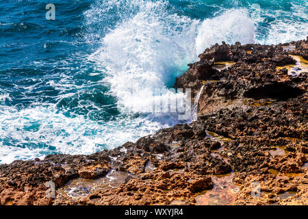 Meer Wasser Wellen gegen die Felsen in Can Marroig, Formentera, Balearen, Spanien Stockfoto