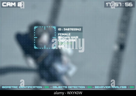 Simulation eines Bildes von CCTV-Kameras mit Gesichtserkennung. Gesichtserkennung von einer Frau. Stockfoto