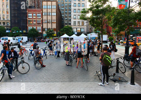 Radfahrer beginnt im nördlichen Ende des Union Square zu sammeln Teil im New York der kritischen Masse in Manhattan am 26. Juli, 2019 in New York, USA. (Pho Stockfoto