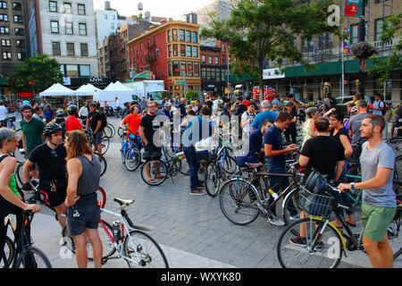 Radfahrer beginnt im nördlichen Ende des Union Square zu sammeln Teil im New York der kritischen Masse in Manhattan am 26. Juli, 2019 in New York, USA. (Pho Stockfoto