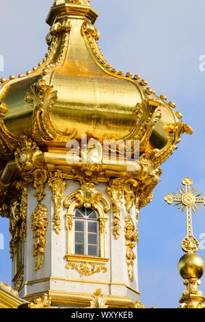 Peterhof, Sankt Petersburg, Russland, August 2019. Detail der goldenen Kuppeln und die Dekoration der königlichen Kirche Museum, einem prächtigen neoklassischen Chur Stockfoto