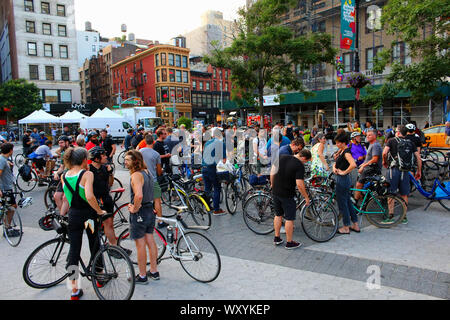 Radfahrer beginnt im nördlichen Ende des Union Square zu sammeln Teil im New York der kritischen Masse in Manhattan am 26. Juli, 2019 in New York, USA. (Pho Stockfoto