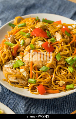 Hausgemachte japanische Huhn Yakisoba Nudeln mit Gemüse Stockfoto