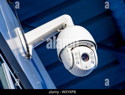 Close-up moderne CCTV-Kamera an der Wand eines Industriegebäudes Stockfoto