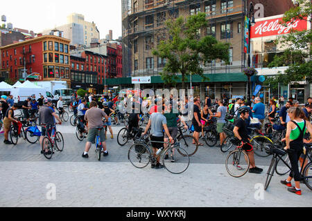 Radfahrer beginnt im nördlichen Ende des Union Square zu sammeln Teil im New York der kritischen Masse in Manhattan am 26. Juli, 2019 in New York, USA. (Pho Stockfoto