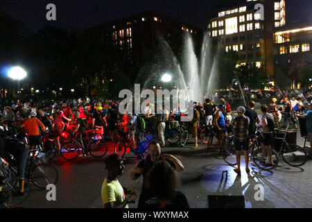 Radfahrer beginnt im nördlichen Ende des Union Square zu sammeln Teil im New York der kritischen Masse in Manhattan am 26. Juli, 2019 in New York, USA. (Pho Stockfoto