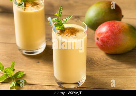 Hausgemachten süßen Indischen Mango Lassi Smoothie mit Minze Stockfoto