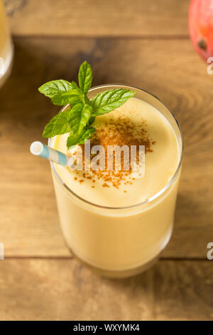 Hausgemachten süßen Indischen Mango Lassi Smoothie mit Minze Stockfoto