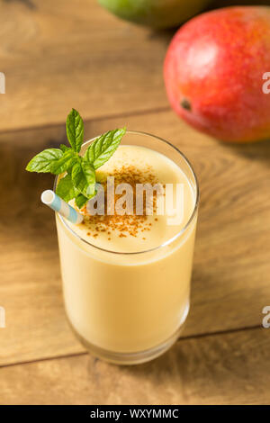 Hausgemachten süßen Indischen Mango Lassi Smoothie mit Minze Stockfoto