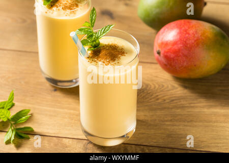 Hausgemachten süßen Indischen Mango Lassi Smoothie mit Minze Stockfoto
