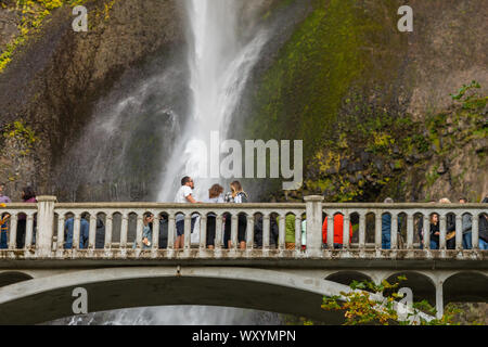 Touristen auf der Brücke über den Multnomah Wasserfall inOregon Stockfoto