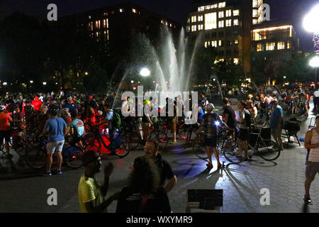 Radfahrer beginnt im nördlichen Ende des Union Square zu sammeln Teil im New York der kritischen Masse in Manhattan am 26. Juli, 2019 in New York, USA. (Pho Stockfoto