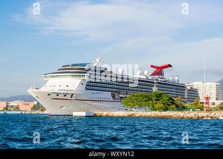 Kreuzfahrtschiff Kreuzfahrtschiffe, Puerto Vallarta, Jalisco, Mexiko. Stockfoto