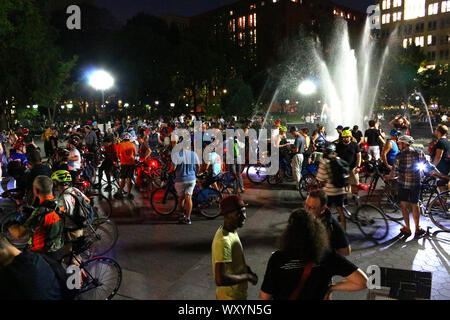 Radfahrer beginnt im nördlichen Ende des Union Square zu sammeln Teil im New York der kritischen Masse in Manhattan am 26. Juli, 2019 in New York, USA. (Pho Stockfoto
