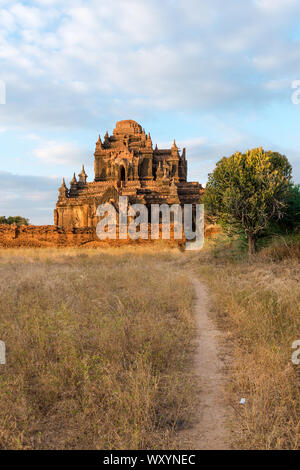 Vertikale Bild der Ruinen von Thitsarwadi Tempel bei Sonnenuntergang Zeit in Bagan, Myanmar Stockfoto