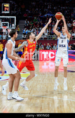 Nicolás Brussino (Argentinien) gegen Spanien. FIBA Basketball Wm China 2019, Finale Stockfoto