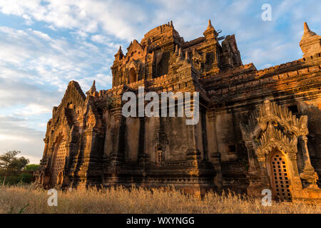 Horizontale Bild der schönen Sonnenuntergang Licht in die Wände der Thitsarwadi Tempel in Bagan, Myanmar entfernt Stockfoto