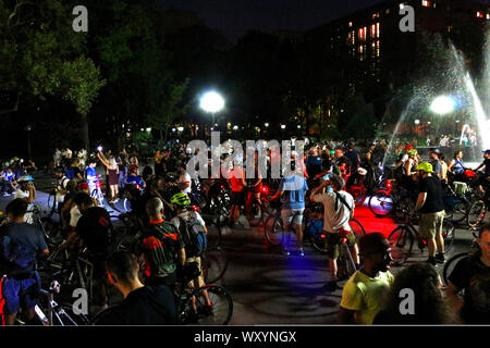 Radfahrer beginnt im nördlichen Ende des Union Square zu sammeln Teil im New York der kritischen Masse in Manhattan am 26. Juli, 2019 in New York, USA. (Pho Stockfoto