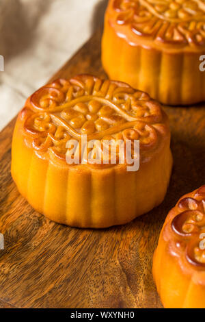 Hausgemachte chinesischen Mondkuchen mit einem Eigelb Befüllen Stockfoto