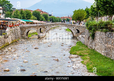 Prizren, Kosovo - Juli 29., 2019. Alte Brücke über den Fluss Bistrica Stockfoto