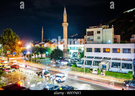 Prizren, Kosovo - Juli 28., 2019. Die minarette der Moscheen und Bajrakli Arasta bei Nacht Stockfoto