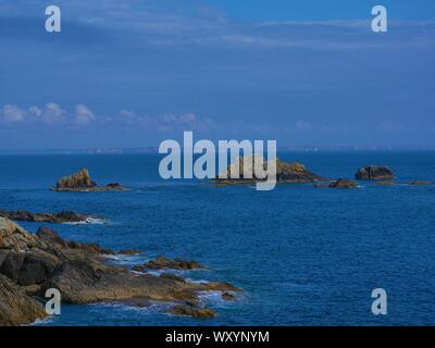 Foto de Falaises dans la Mer, à Côté de la Pointe Saint matieu, Rocher Stockfoto