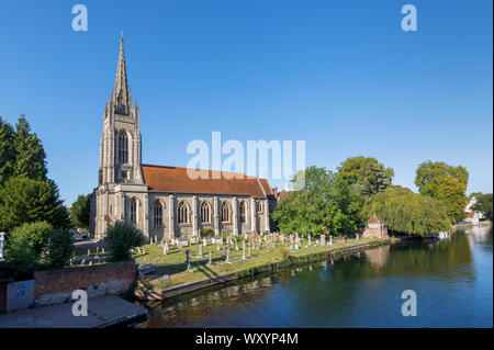 Blick auf die Kirche von der Brücke in Marlow, einer Stadt an der Themse im Bezirk Wycombe Buckinghamshire, Südost England Stockfoto