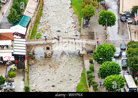 Prizren, Kosovo - Juli 29., 2019. Alte Brücke über den Fluss Bistrica Stockfoto