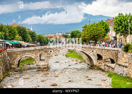 Prizren, Kosovo - Juli 29., 2019. Alte Brücke über den Fluss Bistrica Stockfoto