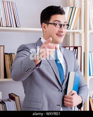 Der Geschäftsmann, der Student ein Buch lesen Studieren in Bibliothek Stockfoto